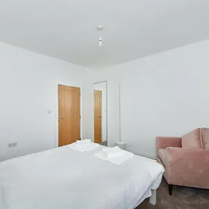 Claude House - Charming 4bedroom Apartment Nottingham