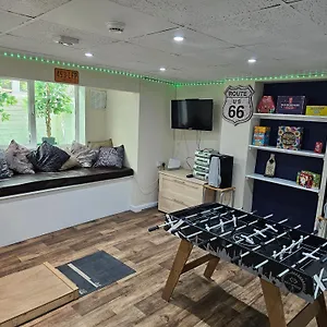 Apartment Modern Ground Floor, 2 Bedroom Apartment, With Games, Chill Out, Scarborough